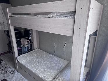 bunk bed: Двухъярусная кровать из ЛДСП в светлом древесном оттенке. - Верхний — 2