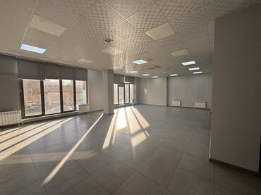 продаю офис 107 м² с ремонтом с мебелью административное здание 1 этаж: Сдаётся просторное офисное/торговое помещение открытой планировки. 200