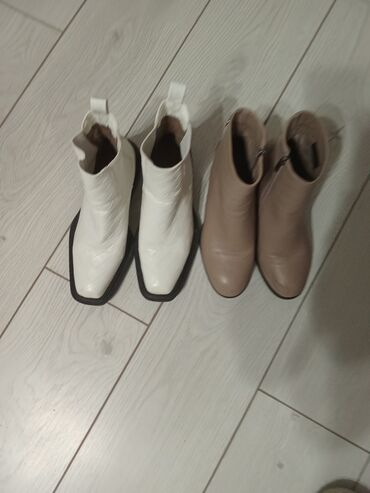 зимний обув мужской: - Женские ботильоны, 2 пары. • Пара 1: белые, фактурная верхняя