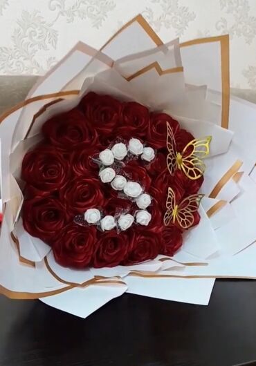 Süni güllər: Sifarisle hazirlanir — 2