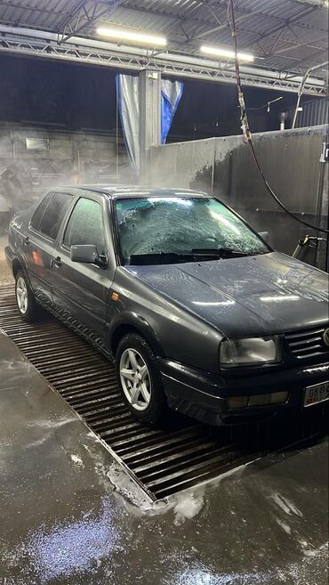 Volkswagen: Volkswagen Vento: 1993 г., 1.8 л, Механика, Бензин, Седан