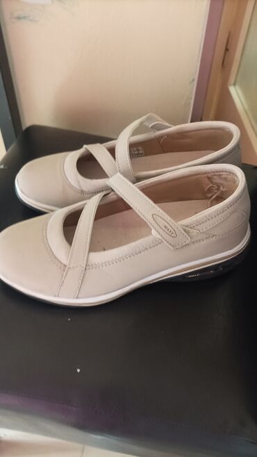 snegarice bele: Ballet shoes, 39