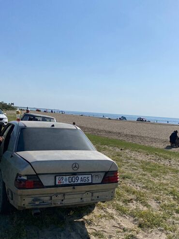 продаю авто в аварийном состоянии: Седан Mercedes-Benz E-класса, модель W124, представлен в бежевом