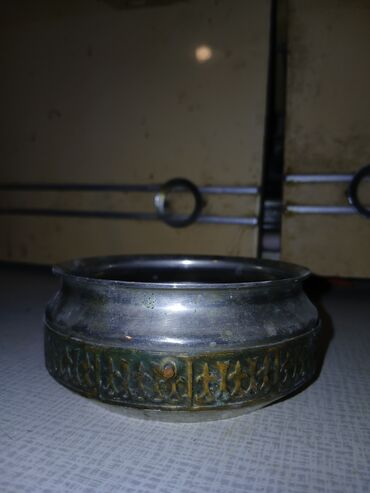 Kabrolar: Metal qab – dekorativ oyma naxışlı - Material: metal (gümüşü rəng üst
