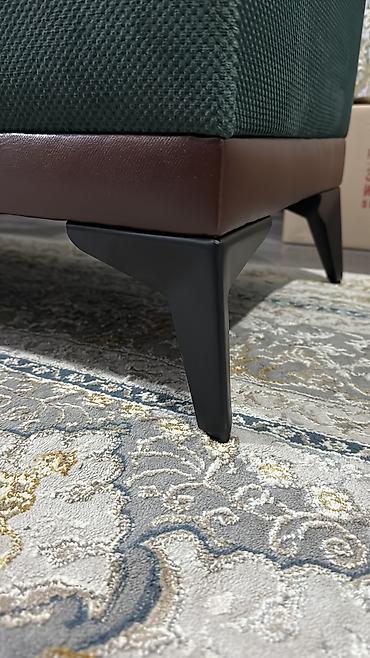 Пуфики: Элегантная банкетка прямоугольной формы, обтянутая мягкой тканью — 23