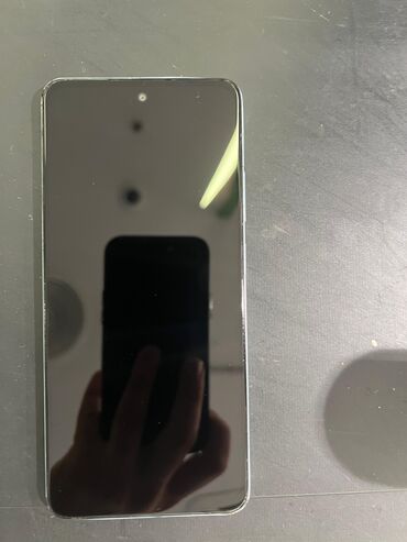Oppo mobil telefonu parlaq mavi rəngdə təqdim olunur. Arxa tərəfində