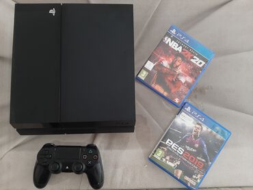 playstation servis: Bu, qara rəngdə PlayStation 4 oyun konsoludur. Konsolun yanında bir