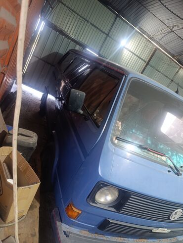 домкрат для авто: Фургон Volkswagen Transporter T3 синего цвета. Автомобиль имеет