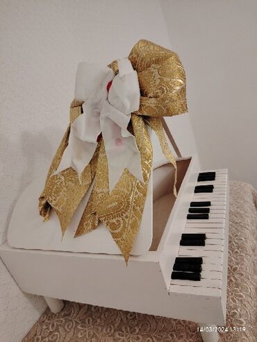 Xonça: Xonca piano satilir icine sokolad ve cicek qoyub hediyye etmek olar — 9