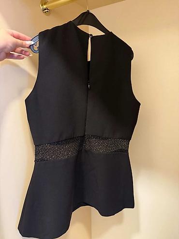 salvar: Qara rəngli, qolsuz peplum top. Yuvarlaq yaxalıq və bel hissəsində — 3
