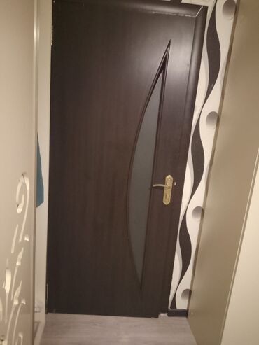 Фурнитура и комплектующие: 3 ədəd qapı. Ölçü 90/2.05. qiymət biri 40m. Birinin şüşəsi qırılıb