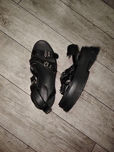 gundelik ayaqqabilar: Qara platformalı qadın sandal. - Marka: Ecco (iç tabanda logo — 1
