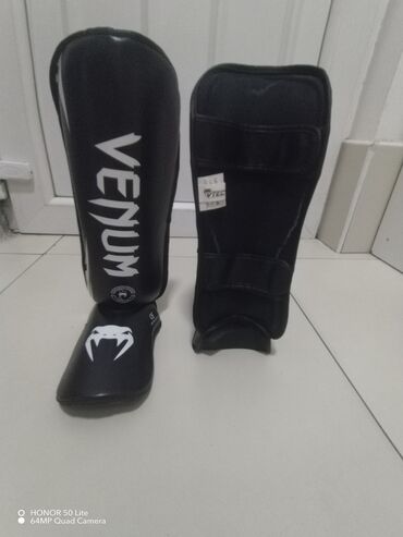 Borilački sportovi: Venum boxing kit includes 14 oz black boxing gloves with gold and — 9