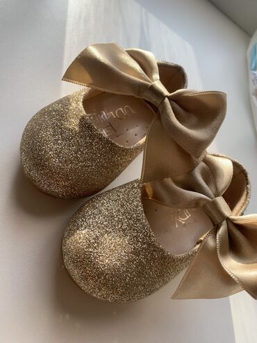 колцо золото: Продаю новые детские туфельки . Одели один раз на годик . В идеальном