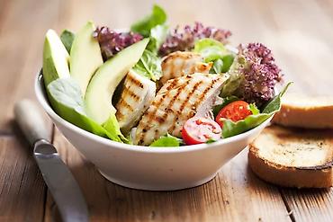 rainbow jaje: Pileća proteinska salata sa avokadom - Sveže grilovana pileća prsa — 1