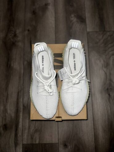 Patike i sportska obuća: Prodajem originalne bele Yeezy Boost 350 patike dostupne u veličinama