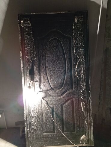 Tavan: Metal giriş qapısı - Material: qalın metal konstruksiya, relyefli