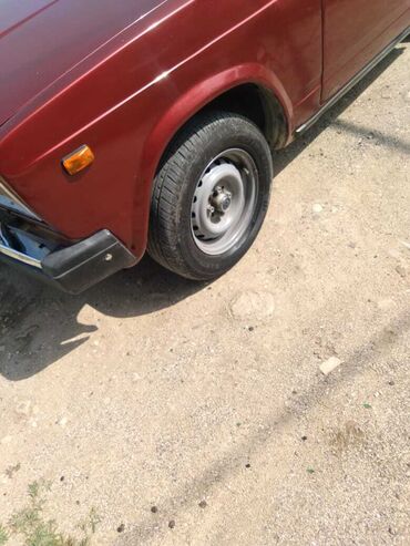 VAZ (LADA): Qırmızı rəngdə olan bu sedan, səliqəli salonu və rahat oturacaqları