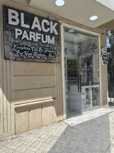 serf qapi: Bu, parfüm mağazasının "BLACK PARFUM" adı altında fəaliyyət göstərən