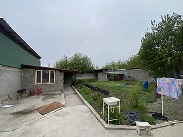 Продажа коттеджей и домов: Продаётся жилой дом с ограждённым двором и хозпостройками. Площадь — 2