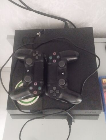 PS4 (Sony Playstation 4): PlayStation 4 2 pult qoşulma sunurlari ve oyunlar verilir üstünde