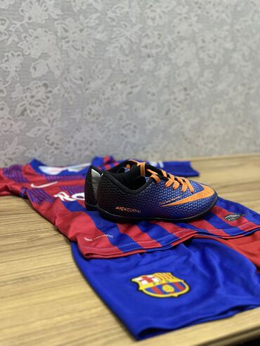 İdman formaları: Forma: FC Barcelona Premium formadır. Sadəcə 1 dəfə istifadə olunub
