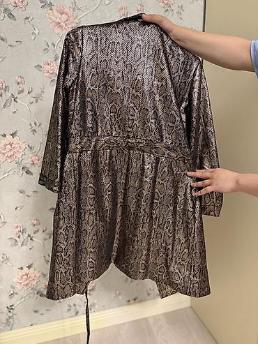 plas: Zebra/printer naxışlı, metalik parlaqlığa malik uzun trenç/stil — 2