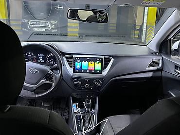aksent: Hyundai Accent sedan – ağ rəng, iqtisadi və praktik şəhər avtomobili — 4