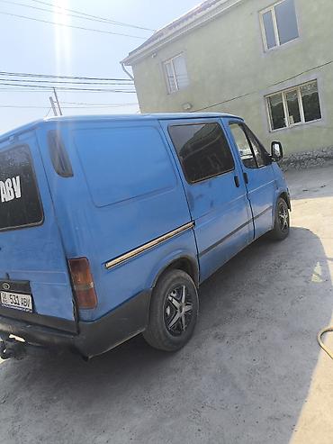 sprinter 2 2: Синий грузовой фургон Ford Transit (короткая база, цельнометаллический — 4