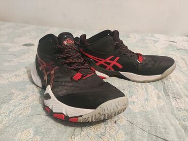 кроссовки asics: Asics бу в хорошем состоянии 
Есть изъян но маленький 
Уступлю немного