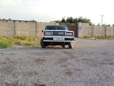 диски разноширокие на бмв х6: Ön görünüşlü ağ rəngli Lada 2107 avtomobili, dörd təkəri görünür