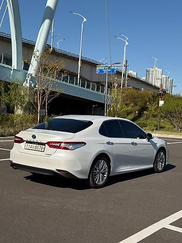 es lexus: Toyota Camry: 2021 г., Гибрид, Седан — 8
