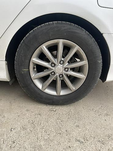Шиналар жана дисктер: Комплект оригинальных литых дисков Hyundai с шинами R16 очен срочно — 3
