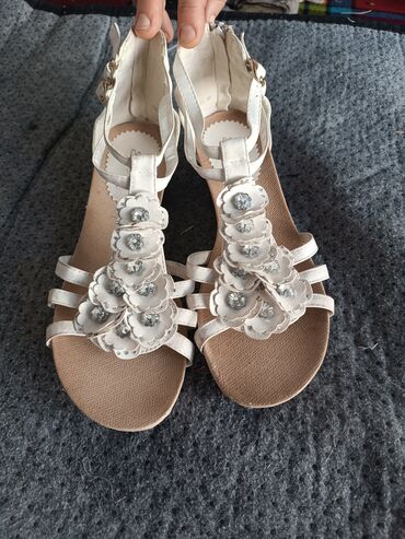 обувь белая: Босоножки женские абсолютно новые размер 38