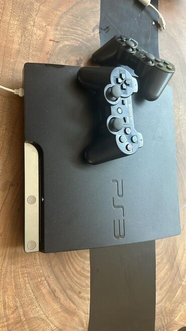 PS3 (Sony PlayStation 3): Sony PlayStation 3 oyun konsolu, iki ədəd simsiz pultla birlikdə. Bu