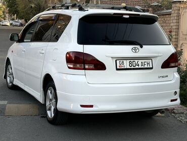 семиместные машины: Представлен белый минивэн Toyota Ipsum, идеально подходящий для