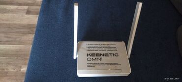 Noutbuk və netbuklar: Ağ rəngdə Keenetic Omni brendinin routeri. Bu model iki xarici