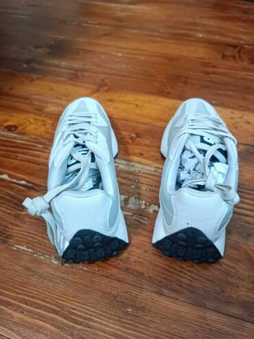 Patike: New balance 327 patike

Novo
Brojevi 36 do 46

fb Moja Kupovina 1 — 2