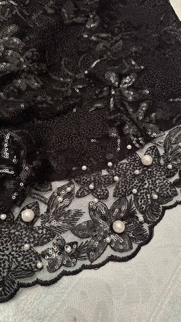 Dəstlər, kostyumlar: Qara rəngdə zərli və mirvari bəzəkli iki hissəli dəst: - Üst: qısa — 3