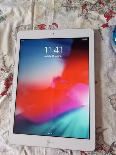 nokia t20 tablet cena: IPad Air sa 16GB memorije. Tablet je bele boje i pogodan je za