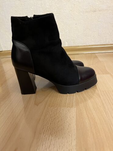 женское обувь: Ботинки и ботильоны 39, цвет - Черный