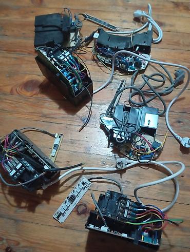 komputer ekran: Elektron idarəetmə blokları və platalar toplusu. Şəkillərdə bir neçə — 1