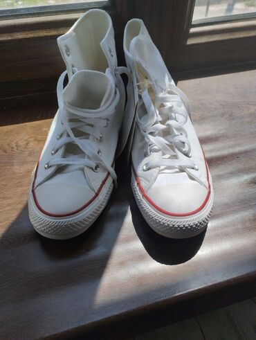 Кроссовки и спортивная обувь: Продам абсолютно новые с кореи оригинальные converse,конверсы. 4500