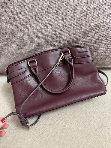 Çantalar: GUESS Los Angeles qadın çantası - Rəng: tünd bordo (şərab rəngi) - — 2