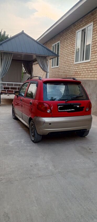 мини электромобиль: Компактный городской автомобиль Daewoo Matiz красного цвета