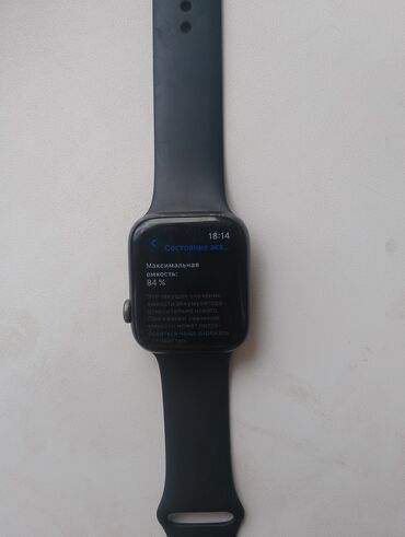 эпыл воч: Умные часы Apple Watch с черным корпусом и черным ремешком, модель