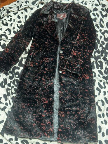 Dəstlər, kostyumlar: İkinci el paltarlar Məhsul: 2 ədəd üst geyimi dəsti 1) Qolsuz qadın — 20