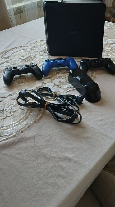 PS4 (Sony Playstation 4): Playstation 4 slim satilir ideal veziyyetde. Yaddaşi 1 trbaytdi