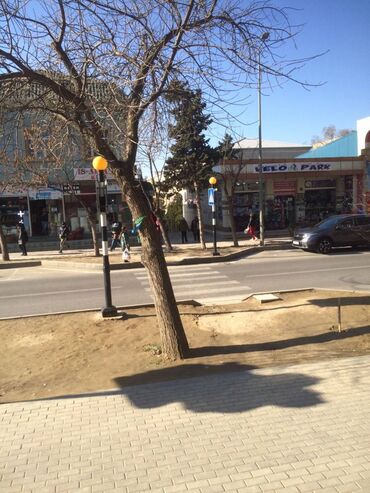 Digər kommersiya daşınmaz əmlakı: Xətai rayonu Əhmədli metrosunun yaxınlığında yol kənarı,sahəsi 9kv/m — 15