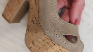 pionirska kapa i marama: Sandals, Capelli Rossi, 38